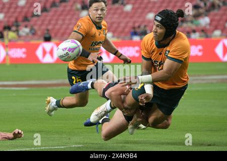 Singapur. Mai 2024. Der Australier Dietrich Roache (R) übergibt den Ball während des Mannes Pool A Matches gegen Kanada beim HSBC Rugby Sevens Turnier, das am 3. Mai 2024 in Singapur stattfand. Quelle: Dann Chih Wey/Xinhua/Alamy Live News Stockfoto