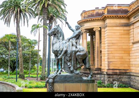 Die Offerings of Peace Statue von Gilbert Bayes vor der Art Gallery of New South Wales, eine von zwei Reiterstatuen, die 1926 errichtet wurden Stockfoto