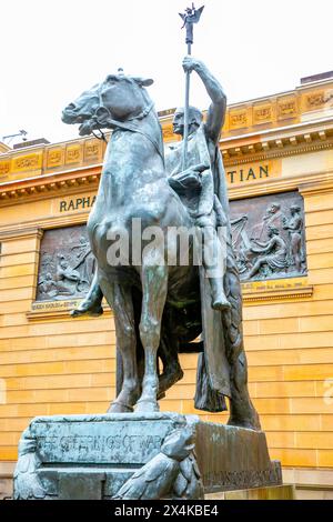 Die Offerings of war Statue von Gilbert Bayes vor der Art Gallery of New South Wales, eine von zwei Reiterstatuen, die 1926 errichtet wurden Stockfoto