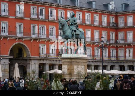 Madrid, Spanien. 11. Februar 2024: Reiterstatue von Philipp III. Auf der Plaza Mayor. Stockfoto