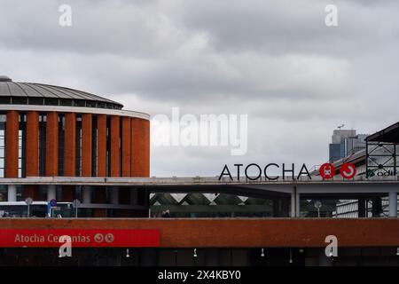 Madrid, Spanien. Februar 2024: Schild zum Bahnhof Atocha. Stockfoto