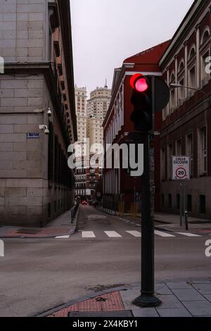 Madrid, Spanien. Februar 2024 - Rote Ampel in einer ruhigen Straße in der Innenstadt von Madrid Stockfoto