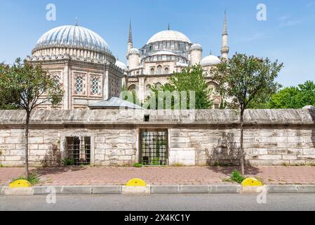 Sehzade Mehmet Turbesi oder Grab, mit Sehzade Moschee oder Sehzade Camii am anderen Ende, im Bezirk Fatih, auf dem dritten Hügel von Istanbul, Türkei Stockfoto