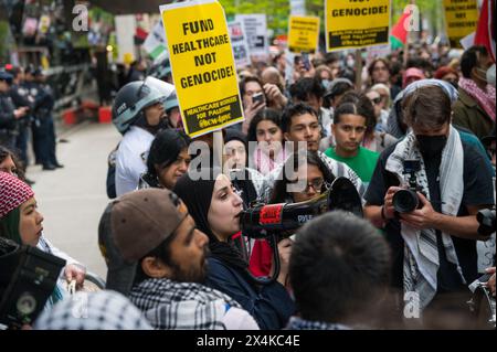 New York, USA, 3. Mai 2024. Ein Schüler der Neuen Schule sprach von dem Angriff auf ihr Lager durch die Polizei. Die Demonstranten der NYU-Studentenlager hielten an der nahe gelegenen New School, die auch ein palästinensisches Solidaritätslager eingerichtet hatte, das auch von der NYPD zu Beginn des Tages überfallen wurde. Tausende marschierten durch die Nachbarschaft, die die Forderungen der Studenten des Lagers der NYU widerspiegelten. Quelle: M. Stan Reaves/Alamy Live News Stockfoto