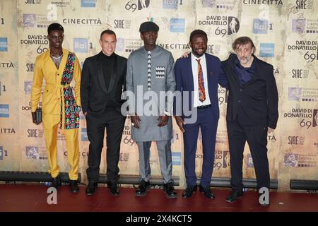 Rom, Italien - 3. Mai 2024: (L-R) Moustapha Fall, Matteo Garrone, Seydou Sarr und Mamadou Kouassi nehmen am roten Teppich der David di Donatello 2024 Preisverleihung in Rom in den Cinecittà Studios Teil. (Foto: Gennaro Leonardi/Alamy Live News) Stockfoto