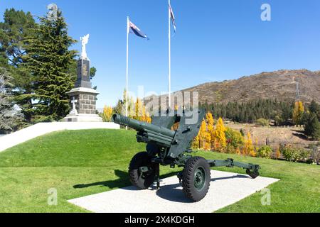 Pack Howitzer Gun and war Memorial, Blyth Street, Clyde, Central Otago, Otago, Südinsel, Neuseeland Stockfoto