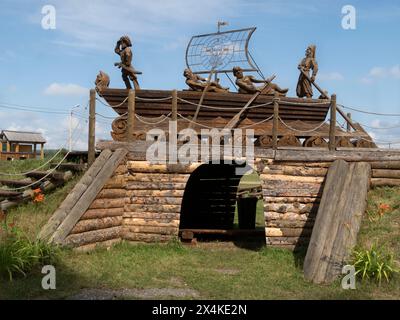 INKINO, RUSSLAND - 30. JULI 2023: Eine Holzskulptur, die die Pioniere Sibiriens darstellt Stockfoto