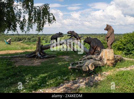 INKINO, RUSSLAND - 30. JULI 2023: Holzskulptur mit einem Bären mit Jungen Stockfoto