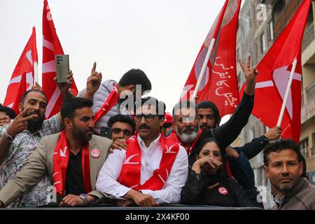 Nicht exklusiv: Parteiarbeiter und Unterstützer der Jammu und der Kashmir National Conference (NC) nehmen an einer Wahlkampfkundgebung vor dem dritten Teil Stockfoto