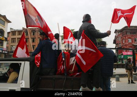 Nicht exklusiv: Parteiarbeiter und Unterstützer der Jammu und der Kashmir National Conference (NC) nehmen an einer Wahlkampfkundgebung vor dem dritten Teil Stockfoto