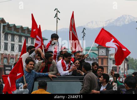 Nicht exklusiv: Parteiarbeiter und Unterstützer der Jammu und der Kashmir National Conference (NC) nehmen an einer Wahlkampfkundgebung vor dem dritten Teil Stockfoto