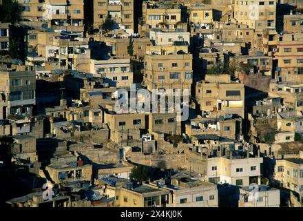 Häuser am Hang. Aufgenommen 2000 in Amman, Jordanien Stockfoto