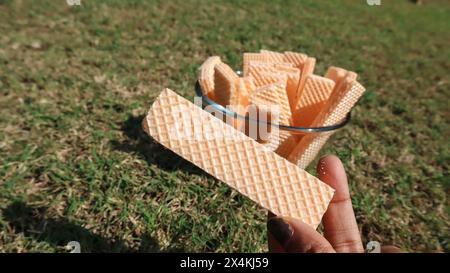 Leckere Wafer-Kekse, serviert in einer transparenten Schüssel. Waffeln mit Orangengeschmack süß und knusprig Stockfoto