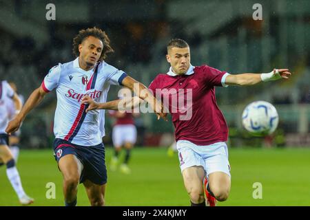 Joshua Zirkzee von Bologna FC und Alessandro Buongiorno von Torino FC während des Spiels der Serie A zwischen Torino FC und Bologna FC am 3. Mai 2024 in Oly Stockfoto