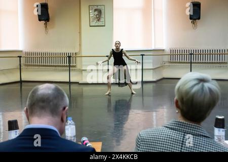 Die Jury beobachtet die Tanzaufführung eines der Teilnehmer des IV. Internationalen Choreographischen Wettbewerbs, benannt nach Boris Bregvadze. Vom 2. Bis 6. Mai 2024 fand der IV. Internationale Choreographiewettbewerb nach Boris Bregvadze „PA. RUS“ findet im Staatlichen Kulturinstitut von St. Petersburg statt. Internationaler Choreografiewettbewerb benannt nach Boris Bregvadze - ein künstlerisches und kreatives Projekt zur Unterstützung, Entwicklung und Förderung choreografischer Kunst, indem Formen der Aufführungspraxis, Demonstration der besten kreativen Leistungen und kurzfristige berufliche Entwicklung kombiniert werden Stockfoto