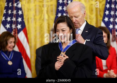 3. Mai 2024, Washington, District of Columbia, USA: US-Präsident Joe Biden überreicht die Schauspielerin Michelle Yeoh während einer Zeremonie im East Room des Weißen Hauses in Washington, DC am Freitag, den 3. Mai 2024, mit der Presidential Medal of Freedom, der höchsten zivilen Auszeichnung der countryâ. Einige der Empfänger von todayâ sind Stalwarts der Demokratischen Partei, und Biden selbst wurde von dem ehemaligen Präsidenten Barack Obama in den letzten Tagen ihrer Regierung 2017 die Ehre verliehen (Credit Image: © Jonathan Ernst - Pool via CNP/CNP via ZUMA Press Wire) NUR REDAKTIONELLE VERWENDUNG! Nicht für kommerzielle ZWECKE! Stockfoto