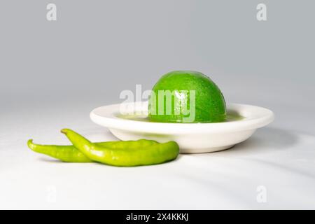 Chilischüssigkeiten auf dem Teller. Grün gefärbt, Chili gewürzt, heiß und süß Geschmack. Ungewöhnlich ungeraden Geschmack. Stockfoto