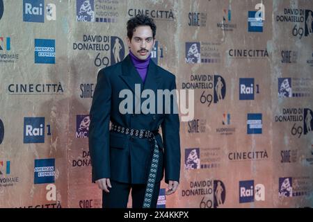 Rom, Italien. Mai 2024. Mahmood nimmt am 3. Mai 2024 an dem Fotogespräch des 69. David Di Donatello in den Cinecitta Studios in Rom Teil. (Foto: Luca Carlino/NurPhoto) Credit: NurPhoto SRL/Alamy Live News Stockfoto