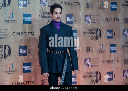 Rom, Italien. Mai 2024. Mahmood nimmt am 3. Mai 2024 an dem Fotogespräch des 69. David Di Donatello in den Cinecitta Studios in Rom Teil. (Foto: Luca Carlino/NurPhoto) Credit: NurPhoto SRL/Alamy Live News Stockfoto