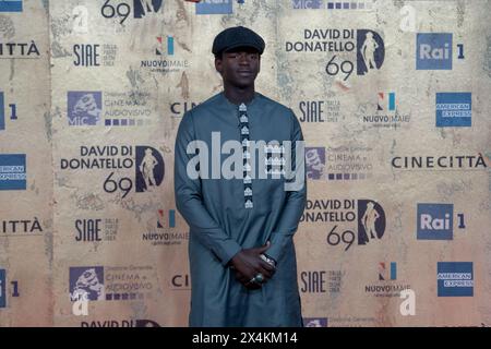 Rom, Italien. Mai 2024. Seydou Sarr nimmt am 3. Mai 2024 am 69. David Di Donatello in den Cinecitta Studios in Rom Teil. (Foto: Luca Carlino/NurPhoto)0 Credit: NurPhoto SRL/Alamy Live News Stockfoto