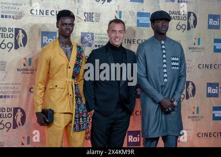 Rom, Italien. Mai 2024. Moustapha Fall, Matteo Garrone und Seydou Sarr nehmen am 3. Mai 2024 am 69. David Di Donatello in den Cinecitta Studios in Rom Teil. (Foto: Luca Carlino/NurPhoto)0 Credit: NurPhoto SRL/Alamy Live News Stockfoto