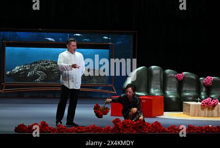 Suzhou. Mai 2024. Dieses Foto vom 3. Mai 2024 zeigt eine Szene während des Debüts des Dramas „Krokodil“ in Suzhou, der ostchinesischen Provinz Jiangsu. "Crocodile", ein neues Drama von Mo Yan, einem Literaturnobelpreisträger, debütierte hier am Freitag. Quelle: Jin Liangkuai/Xinhua/Alamy Live News Stockfoto