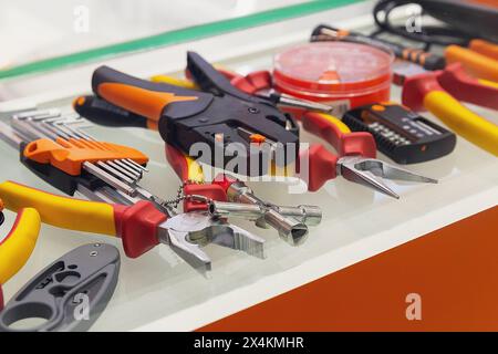 Verschiedene Handwerkzeuge auf dem Ladentisch. Industrie Stockfoto