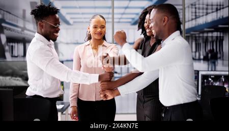 Teamgeist Und Zusammenhalt Der Gemeinschaft. Unterstützende Hände Stockfoto