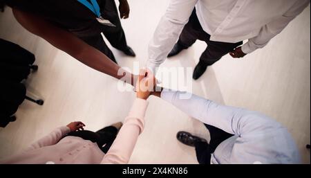 Geschäftsleute, Die Ihre Hände In Stack Zusammenlegen Stockfoto