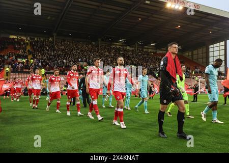 Barnsley, Großbritannien. Mai 2024. Barnsley Spieler gehen aus während der Sky Bet League 1 Promotion Play-offs Halbfinalspiel Barnsley gegen Bolton Wanderers in Oakwell, Barnsley, Großbritannien, 3. Mai 2024 (Foto: Mark Cosgrove/News Images) in Barnsley, Großbritannien am 3. Mai 2024. (Foto: Mark Cosgrove/News Images/SIPA USA) Credit: SIPA USA/Alamy Live News Stockfoto