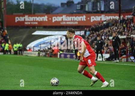 Barnsley, Großbritannien. Mai 2024. Herbie Kane von Barnsley mit dem Ball während der Sky Bet League 1 Promotion Play-offs Halbfinale First Leg Match Barnsley gegen Bolton Wanderers in Oakwell, Barnsley, Vereinigtes Königreich, 3. Mai 2024 (Foto: Mark Cosgrove/News Images) in Barnsley, Vereinigtes Königreich am 3. Mai 2024. (Foto: Mark Cosgrove/News Images/SIPA USA) Credit: SIPA USA/Alamy Live News Stockfoto