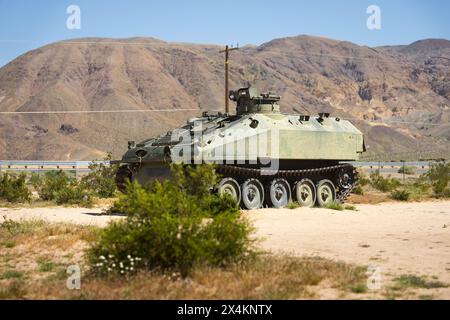 Verlassener gepanzerter Träger Wrack in der Wüste Stockfoto