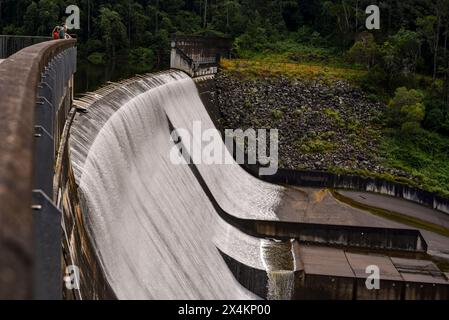 Wasser läuft über die Staumauer Stockfoto