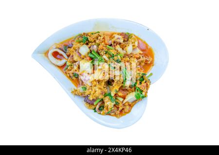 Gestanzt von gebratenem Tintenfisch mit gesalzenem Eigelb, Thailand Food Style auf weiß isoliert. Stockfoto