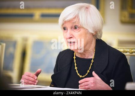 Kiew, Ukraine - 27. Februar 2023: Nahaufnahme eines Porträts der US-Finanzministerin Janet Yellen, die bei einem Treffen an einem Tisch sitzt Stockfoto