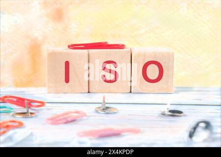 ISO-Konzept. Qualitätsmanagementsysteme. ISO-TEXT auf Holzwürfeln auf einem hellen und schönen Hintergrund Stockfoto
