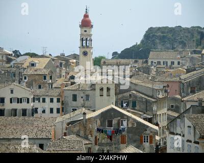 Blick auf die Kirche saint spyridon und die Stadt korfu von der Festung korfu auf dem Hügel St. Mark in griechenland, im ionischen Meer Stockfoto