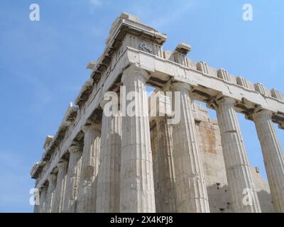 Blick auf die Säulen des parthenon auf der antiken akropolis an einem sonnigen Tag in athen, griechenland Stockfoto