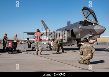 Die US-amerikanischen Luftstreitkräfte, die der 57th Aircraft Maintenance Group und der 59th Test and Evaluation Squadron zugeordnet sind, führen einen integrierten Kaltkampf (ICT) auf einem durch Stockfoto