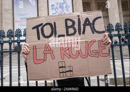 Ein Plakat, Tolbiac der Rote. Demonstration zur Unterstützung des palästinensischen Volkes durch Studenten verschiedener Universitäten im Pantheon. Frankreich, Paris, 3. Mai 2024. Foto von Patricia Huchot-Boissier / Collectif DyF. Stockfoto