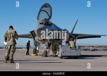 Die US-amerikanischen Luftstreitkräfte, die der 57th Aircraft Maintenance Group und der 59th Test and Evaluation Squadron zugeordnet sind, führen einen integrierten Kaltkampf (ICT) auf einem durch Stockfoto