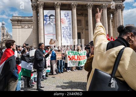 Eine Studentin mit dem Rücken zum V des Sieges. Demonstration zur Unterstützung des palästinensischen Volkes durch Studenten verschiedener Universitäten im Pantheon. Frankreich, Paris, 3. Mai 2024. Foto von Patricia Huchot-Boissier / Collectif DyF. Stockfoto