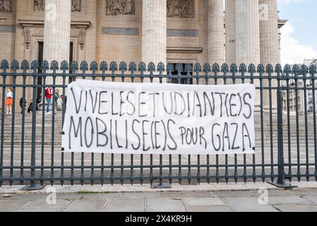 Ein Banner, Vive les étudiantes mobilisées pour Gaza. Demonstration zur Unterstützung des palästinensischen Volkes durch Studenten verschiedener Universitäten im Pantheon. Frankreich, Paris, 3. Mai 2024. Foto von Patricia Huchot-Boissier / Collectif DyF. Stockfoto