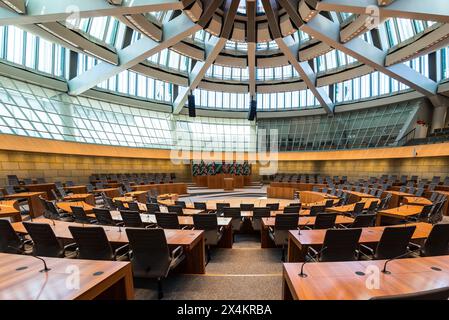 Düsseldorf, Deutschland - 4. Juni 2023: Leerer Plenarsaal des Landtags von Nordrhein-Westfalen, Düsseldorf. Stockfoto