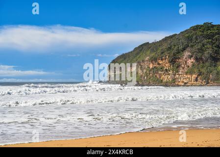 Große Wellen krachen auf einen Sandstrand Stockfoto