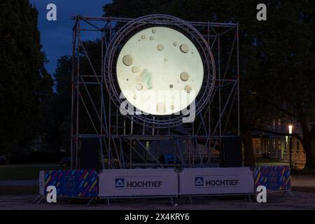 Mann im Mond, Instalation von Leo Namislow, Richard Röhrhoff, Daniel Kurncizak, Essen Light Festival 2023, Burgplatz, Essen Stockfoto