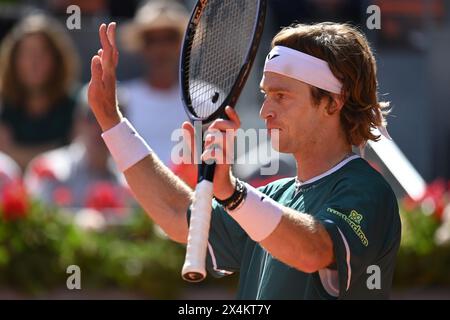 Madrid, Spanien. Mai 2024. Der Russe Andrey Rublev im Kampf gegen den Amerikaner Taylor Fritz während des Tennisturniers Mutua Madrid Open. Quelle: Cesar Luis de Luca/dpa/Alamy Live News Stockfoto