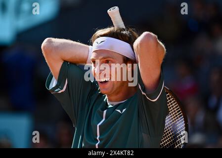 Madrid, Spanien. Mai 2024. Der Russe Andrey Rublev im Kampf gegen den Amerikaner Taylor Fritz während des Tennisturniers Mutua Madrid Open. Quelle: Cesar Luis de Luca/dpa/Alamy Live News Stockfoto