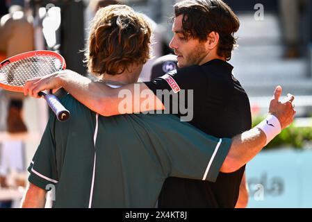 Madrid, Spanien. Mai 2024. Der russische Tennisspieler Andrey Rublev (l) gewann das erste Halbfinale gegen den Amerikaner Taylor Fritz bei den Mutua Madrid Open. Quelle: Cesar Luis de Luca/dpa/Alamy Live News Stockfoto