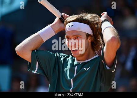 Madrid, Spanien. Mai 2024. Der Russe Andrey Rublev im Kampf gegen den Amerikaner Taylor Fritz während des Tennisturniers Mutua Madrid Open. Quelle: Cesar Luis de Luca/dpa/Alamy Live News Stockfoto